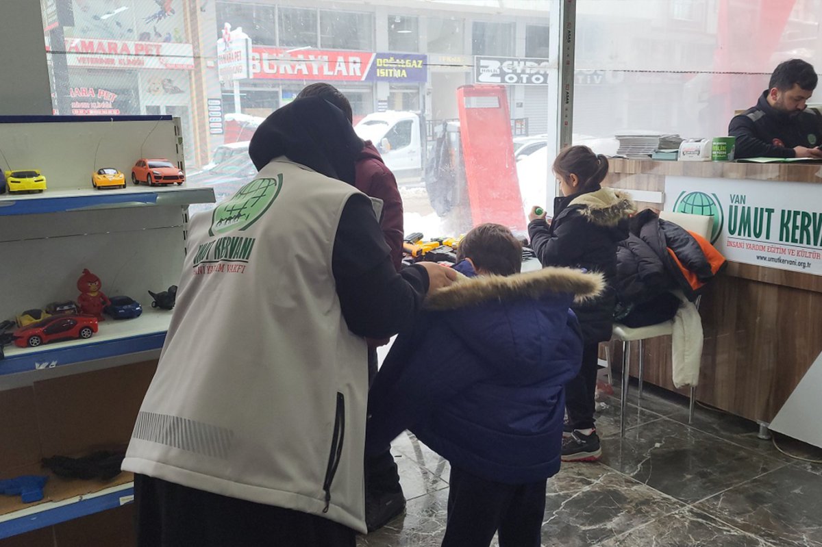 Umut Kervanı’ndan Van’da ihtiyaç sahiplerine kışlık giyim yardımı