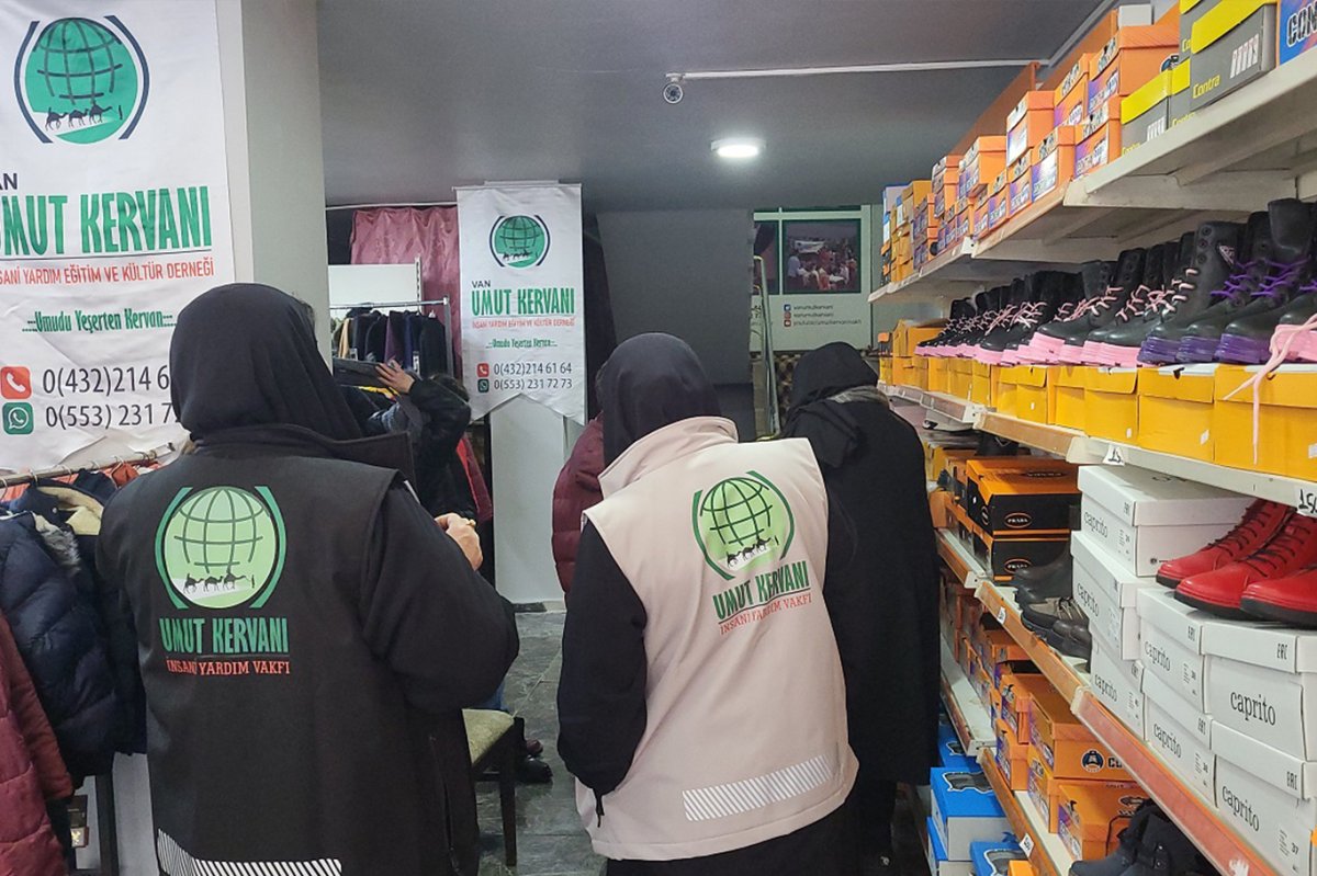 Umut Kervanı’ndan Van’da ihtiyaç sahiplerine kışlık giyim yardımı