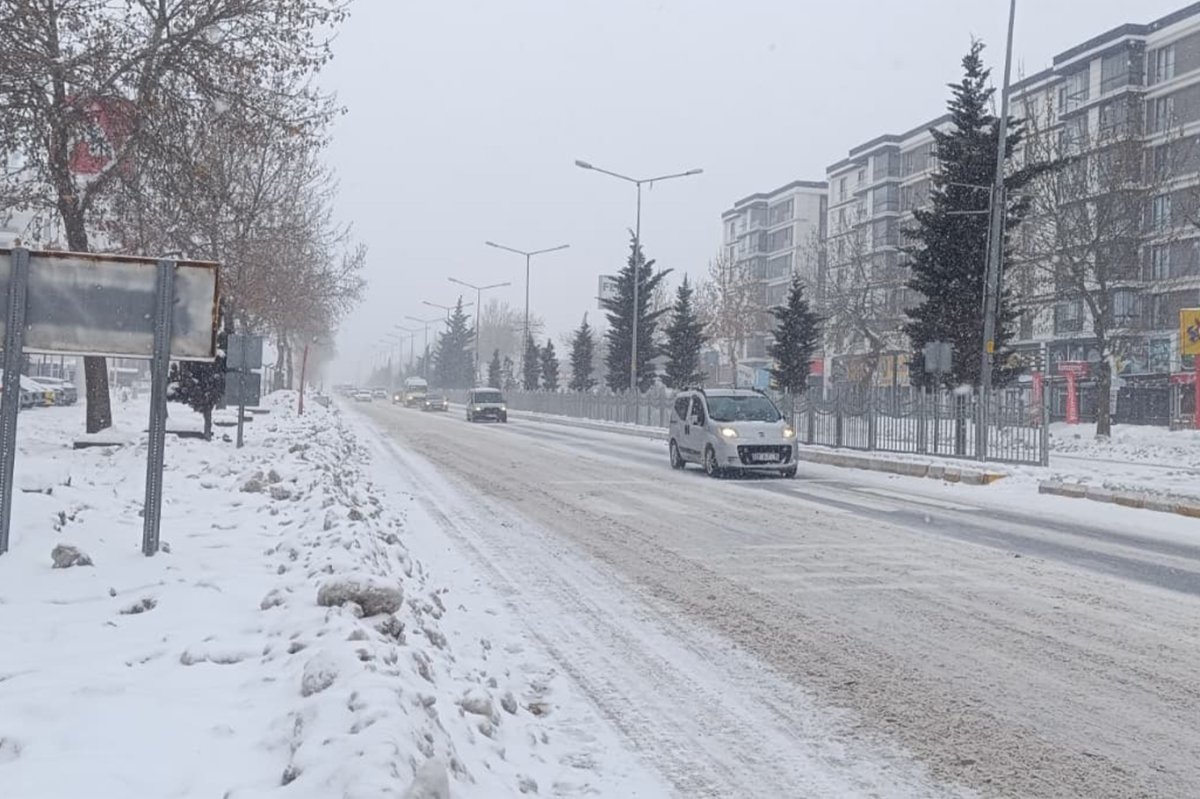 Van’da kar yağışı yeniden şiddetlendi: 625 yerleşim yerinin yolu kapandı