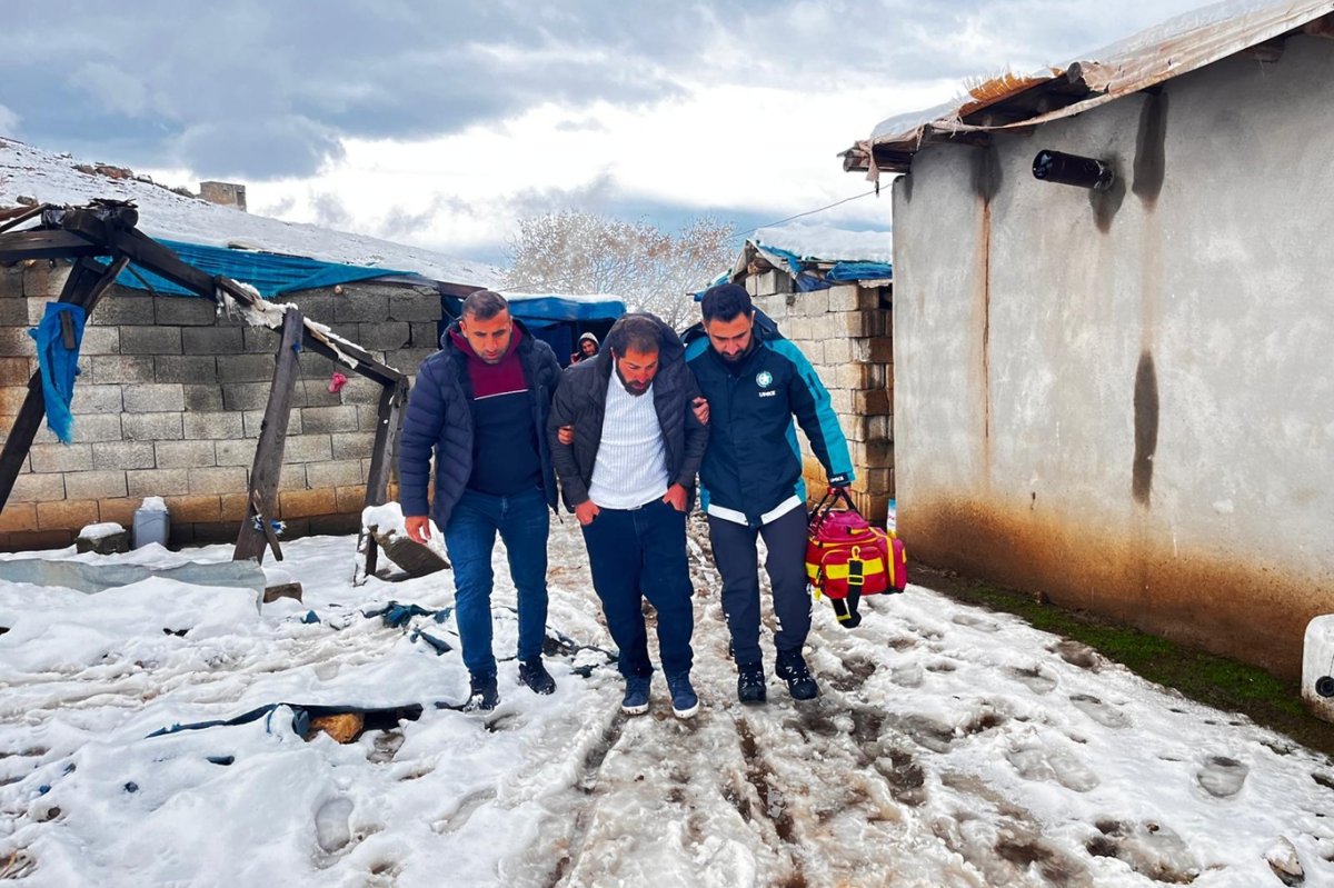 Siirt'te merkeze bağlı 14 köy yolu açıldı, hasta vatandaş hastaneye ulaştırıldı