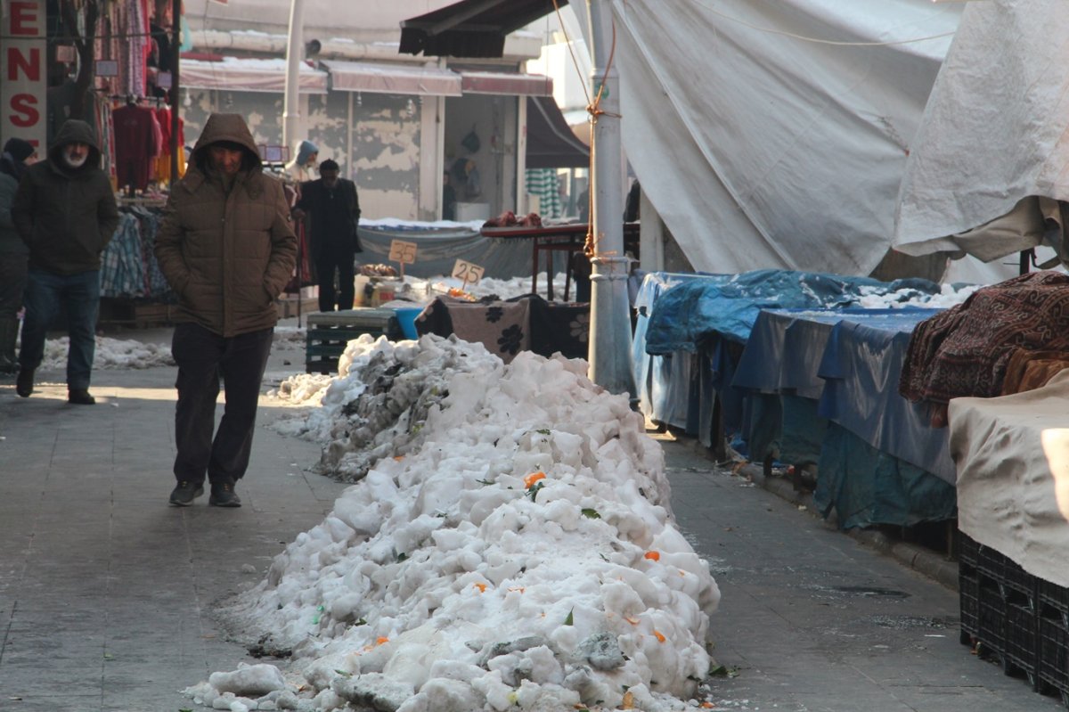 Batman'da pazarcı ve vatandaşlardan kar ve buz tepkisi