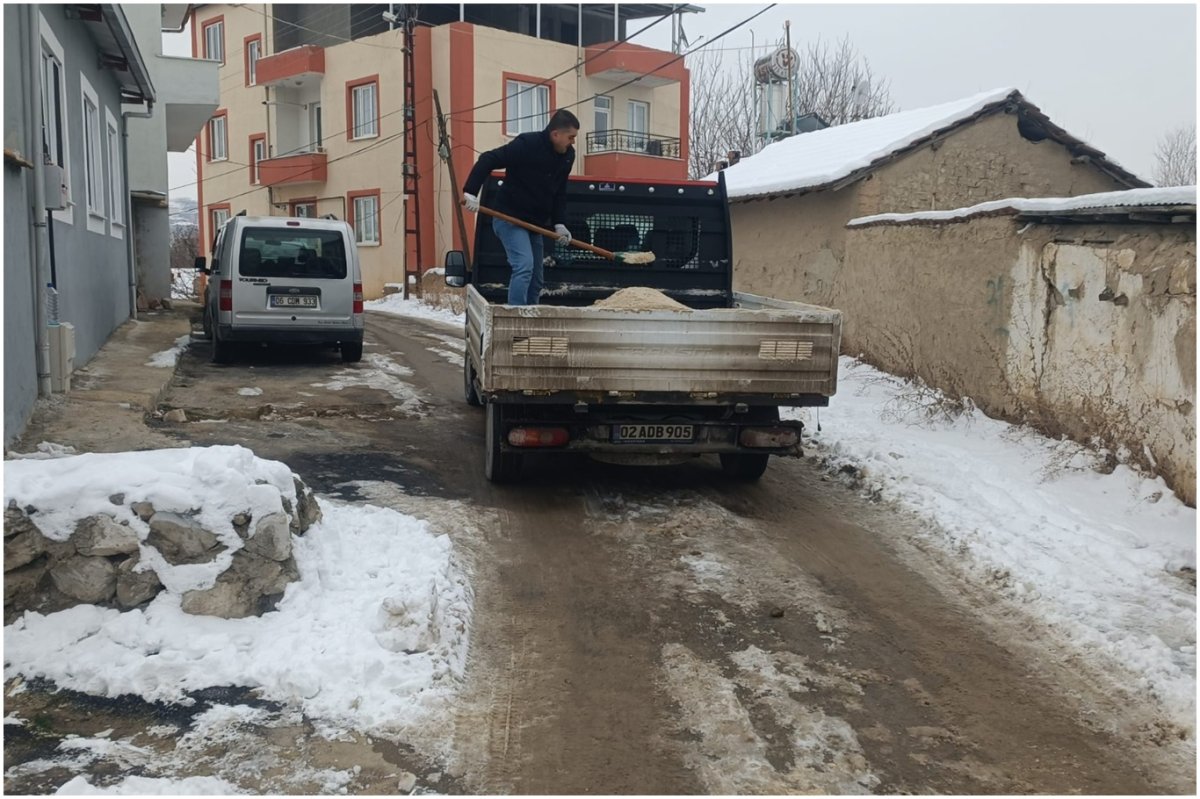 Battalgazi Belediyesi'nin buzlanmaya karşı tuzlama çalışması sürüyor