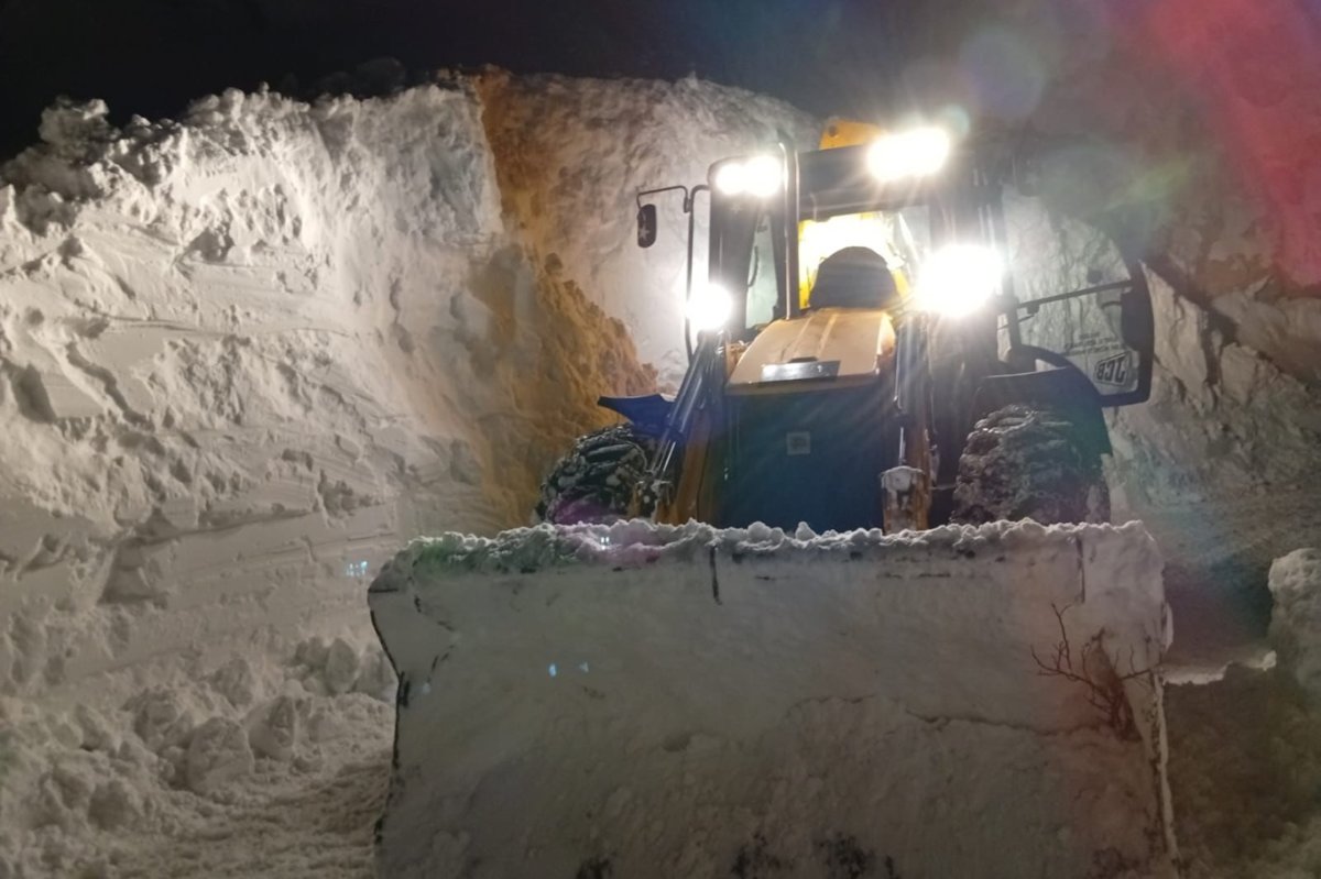 Siirt’te yoğun kar yağışı sonrası köy yolları açıldı, hastalar sağlık ekiplerine ulaştırıldı