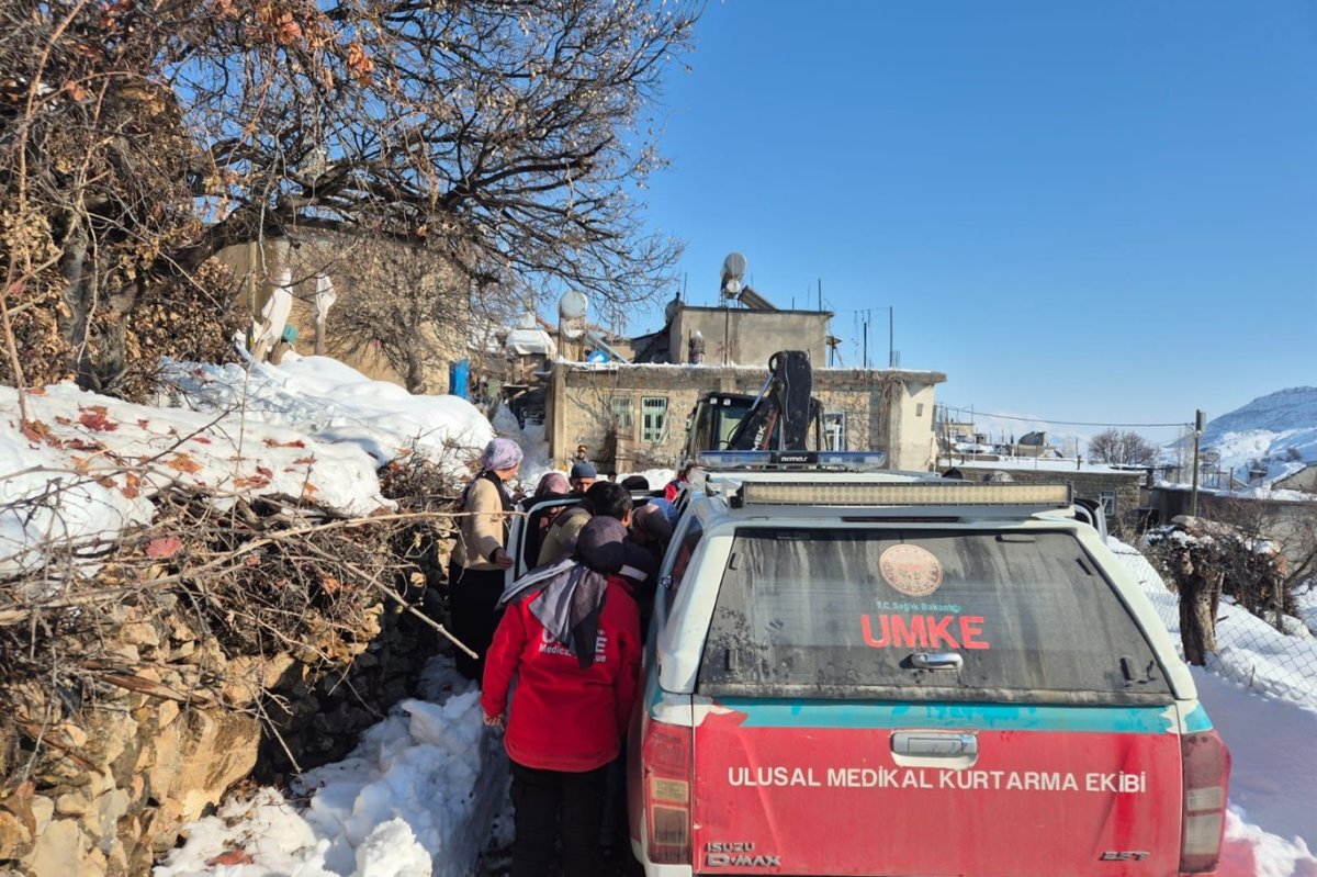 Siirt’te yoğun kar yağışı sonrası köy yolları açıldı, hastalar sağlık ekiplerine ulaştırıldı