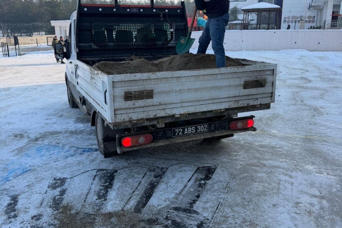 Batman'da kar ve buzlanmaya karşı yoğun çalışma