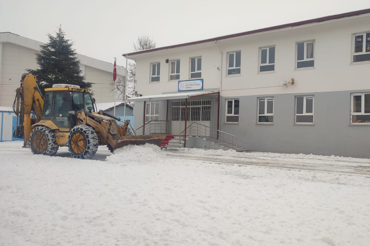 Malatya'da okul bahçelerinde kar temizliği