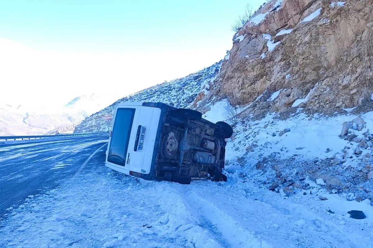 Siirt–Eruh yolunda buzlanma kazaya neden oldu