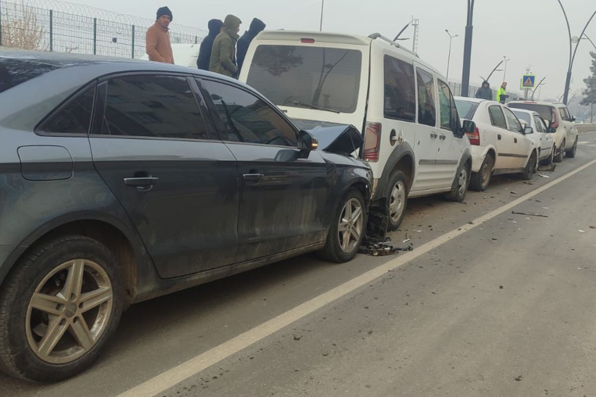 Batman'da 5 otomobil zincirleme kazaya karıştı