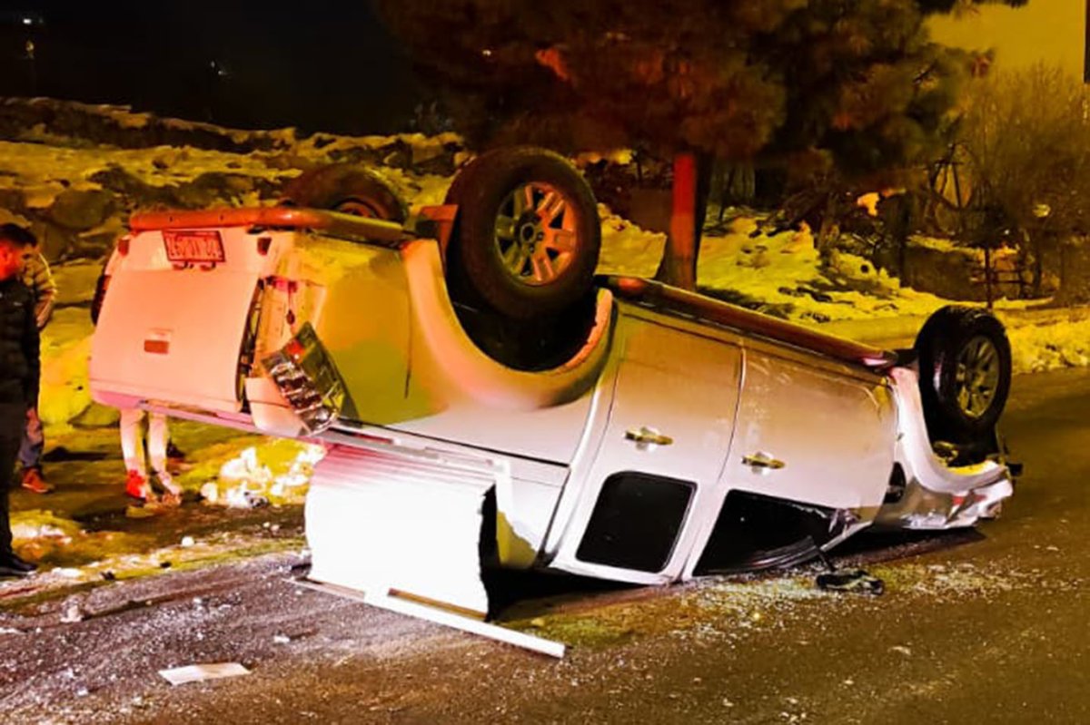 Batman'da buzlanan yolda pikap takla attı: 1 yaralı