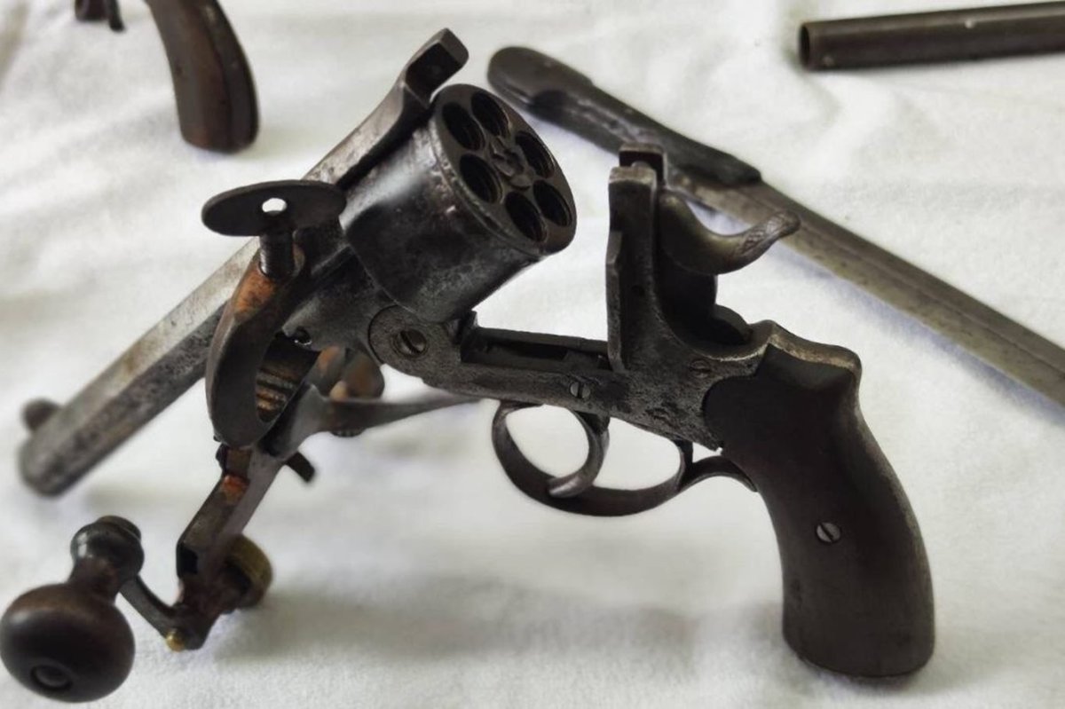 Bursa’da tarihi eser operasyonu: Çok sayıda tarihi silah ve obje ele geçirildi