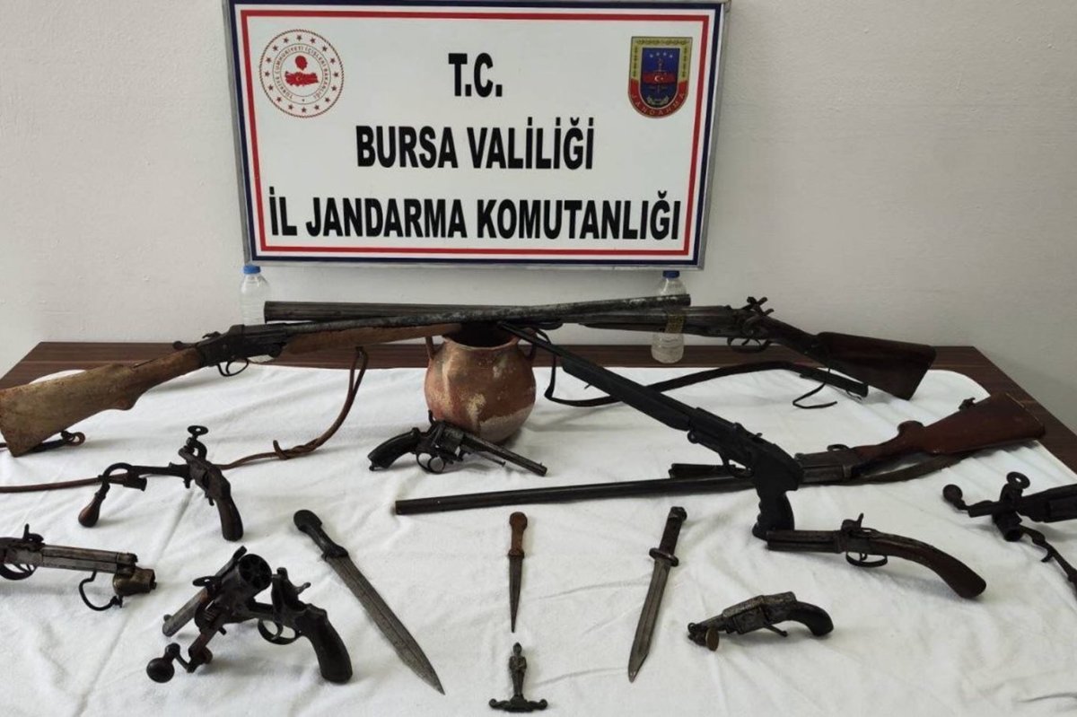 Bursa’da tarihi eser operasyonu: Çok sayıda tarihi silah ve obje ele geçirildi