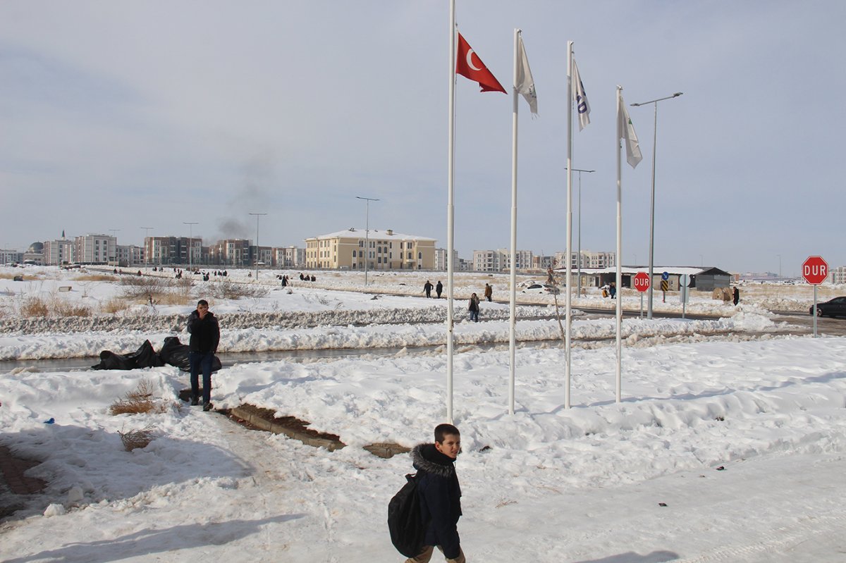 Diyarbakır karla, Oğlaklı sakinleri hem soğuk hem de susuzlukla mücadele ediyor