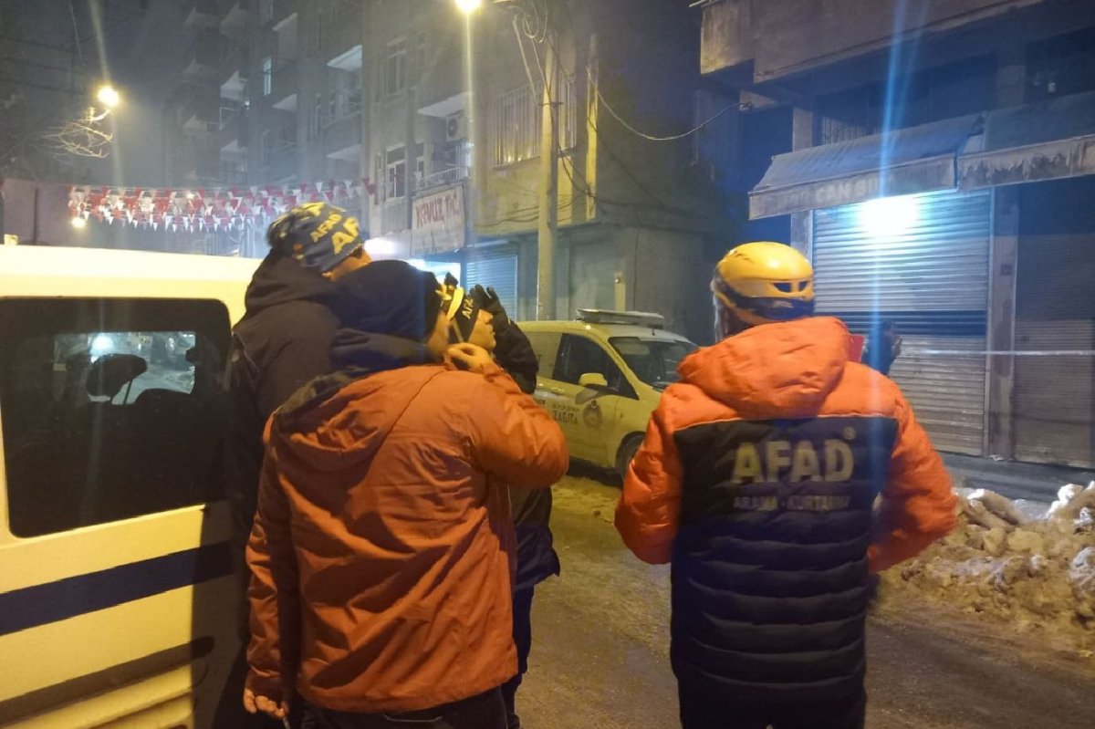 Diyarbakır’da kolonunda hasar tespit edilen bitişik binalar boşatıldı