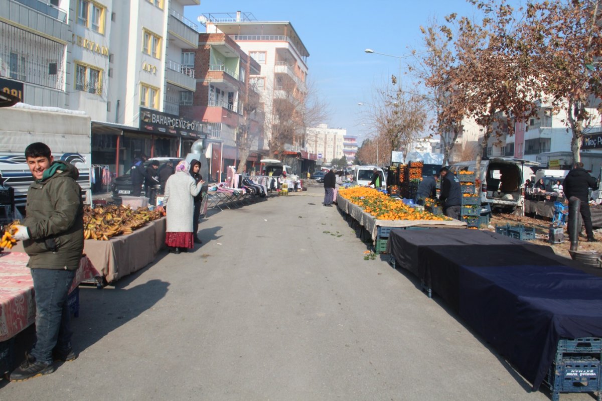 Dondurucu soğuk semt pazarlarını vurdu: Esnaf tezgâh açmakta zorlanıyor