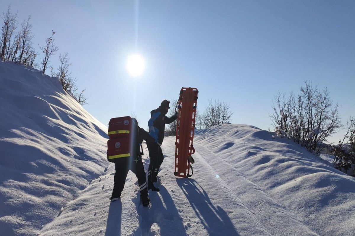 Karla kaplı mahallede hastaya ulaşmak için yoğun mesai harcandı