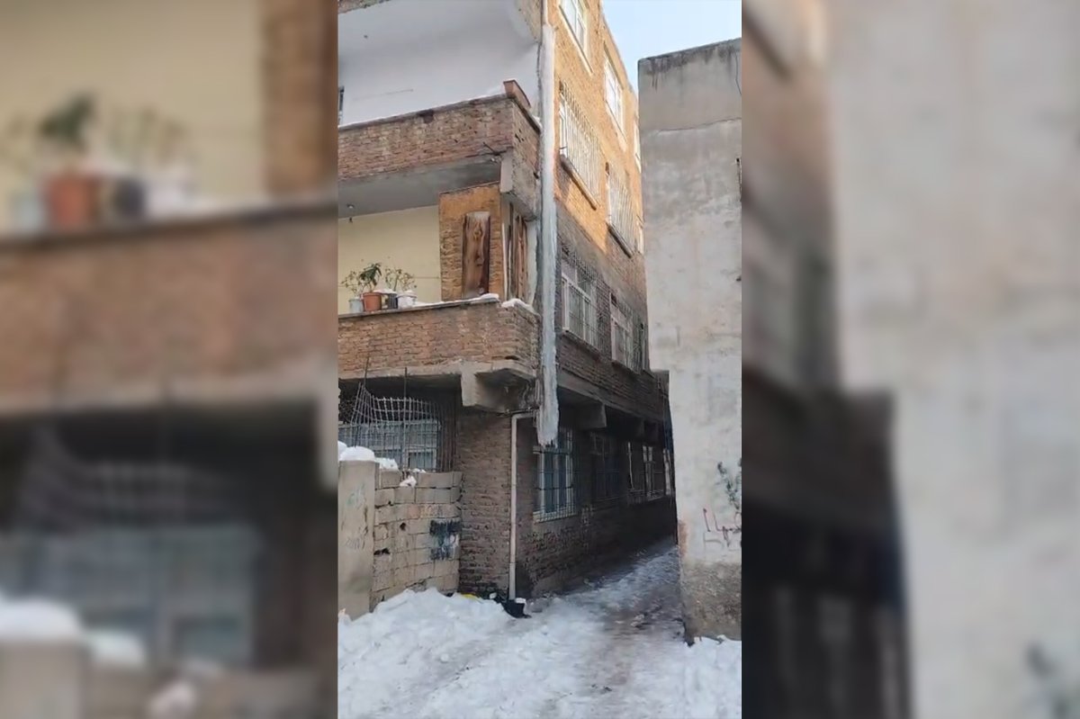 Diyarbakır’da çatılardan düşen buzlar korkutuyor