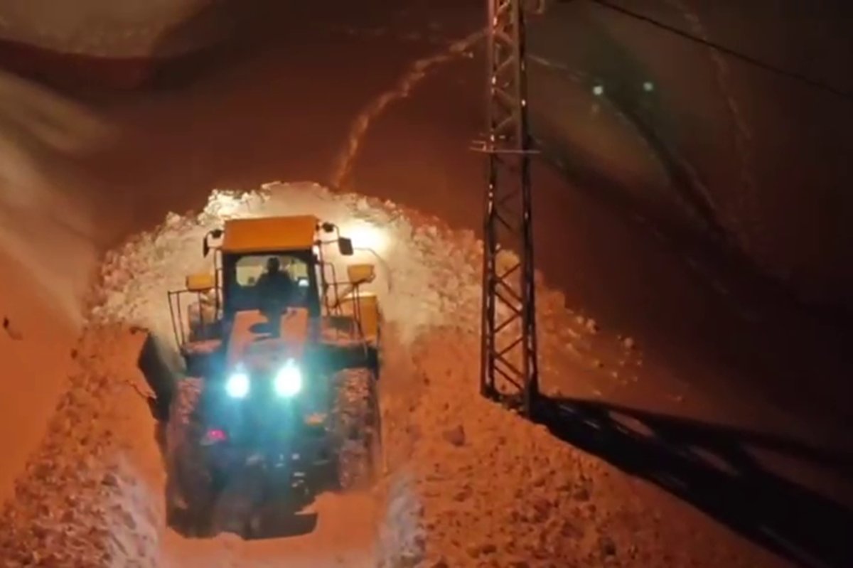 Köy yolu açıldı, 90 yaşındaki hasta hastaneye ulaştırıldı