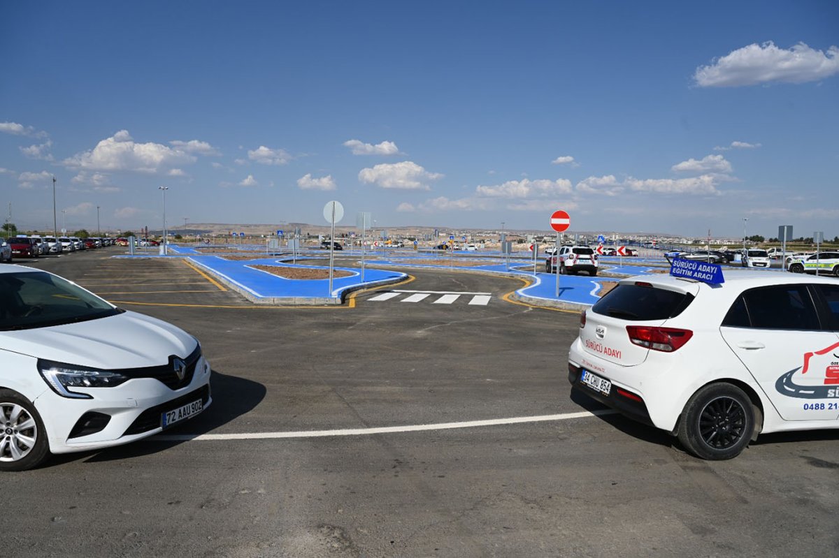 Batman Sürücü Akademisi, her gün yüzlerce sürücü adayını ağırlıyor