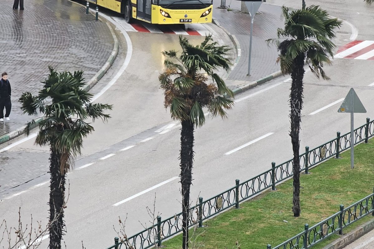 Bursa son yılların en şiddetli fırtınası ile karşı karşıya