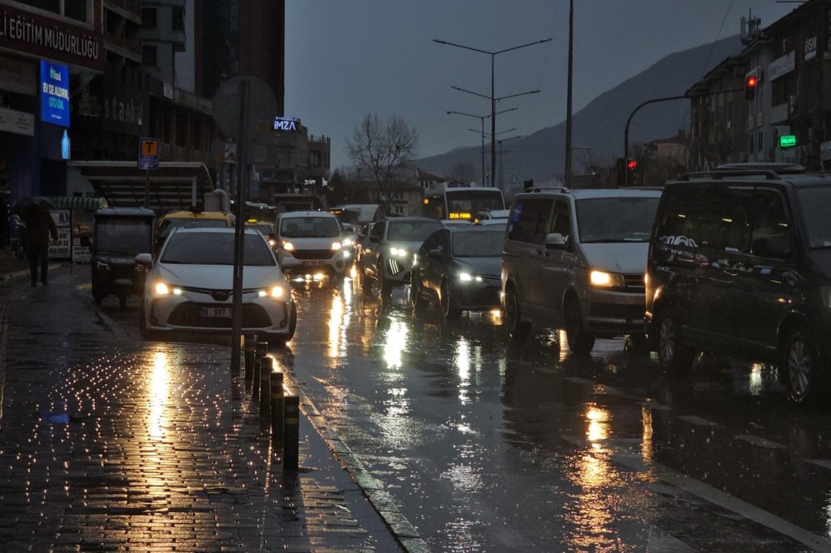 Bursa’da şiddetli lodos hayatı felç etti