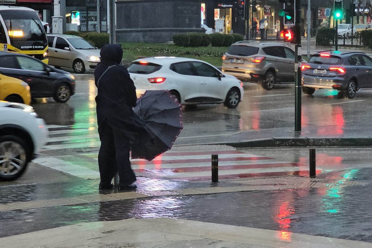 Bursa’da şiddetli lodos hayatı felç etti