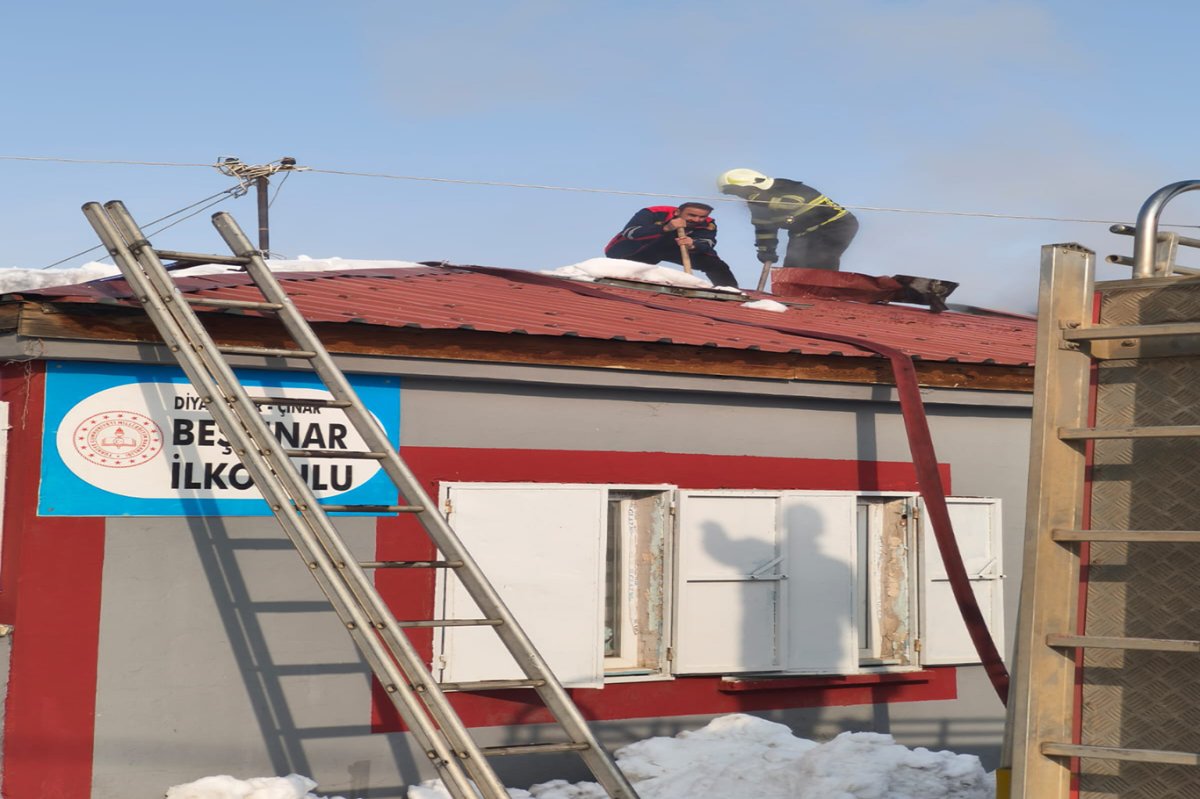 Diyarbakır'da sobadan çıkan baca yangını okulda paniğe yol açtı
