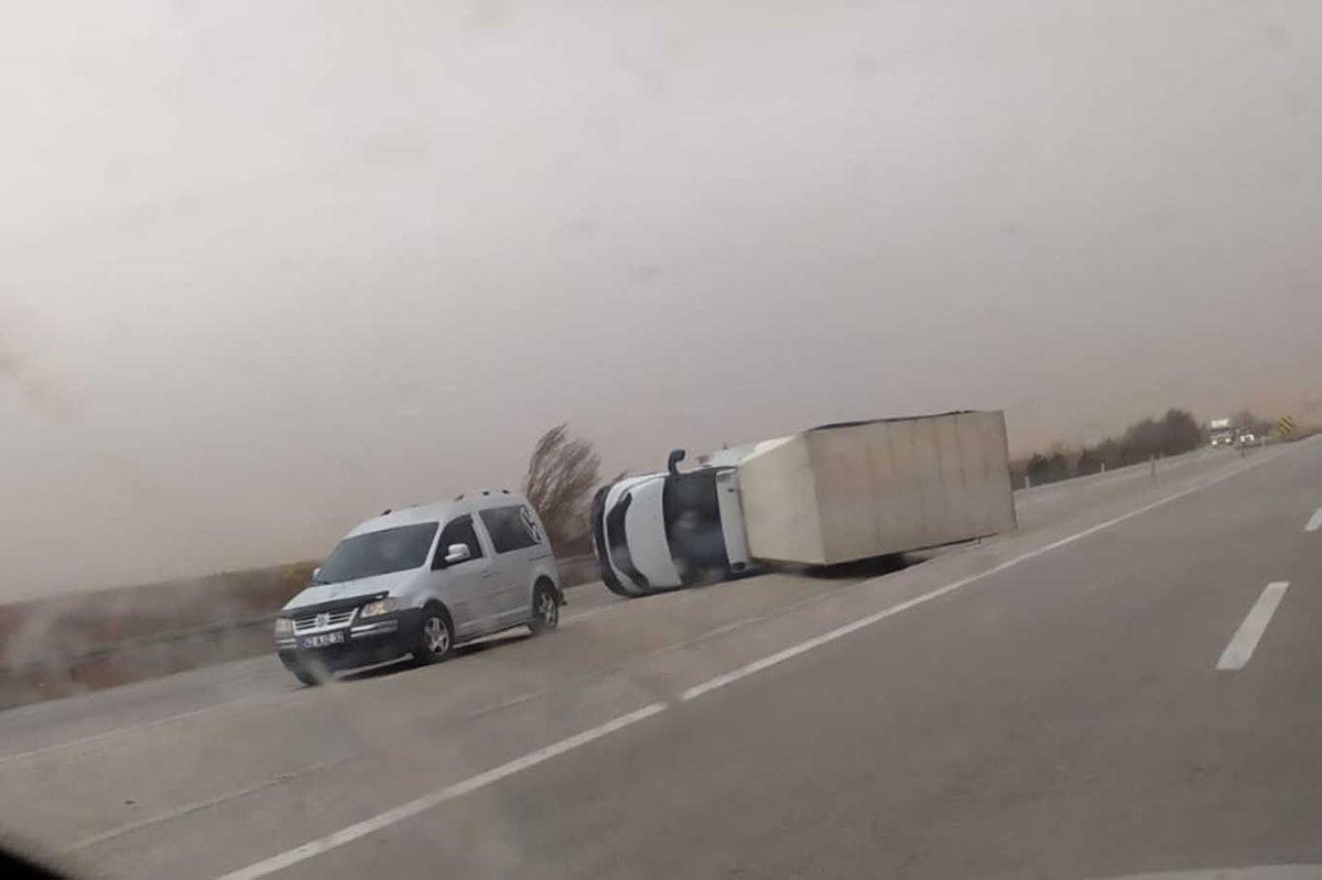 Konya’da şiddetli rüzgâr nedeniyle çok sayıda tır devrildi