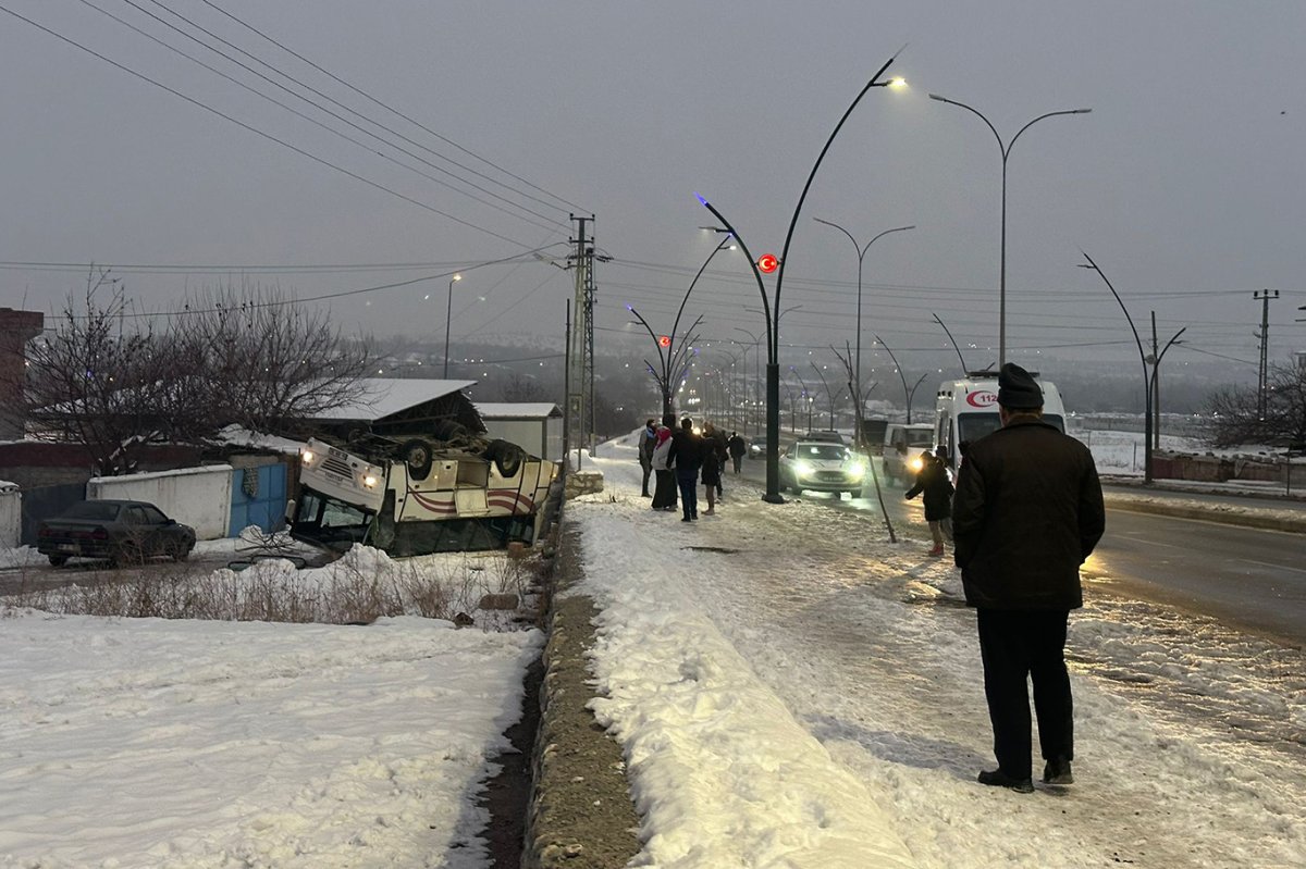 Malatya'da işçi servisi devrilerek ters döndü: 9 yaralı