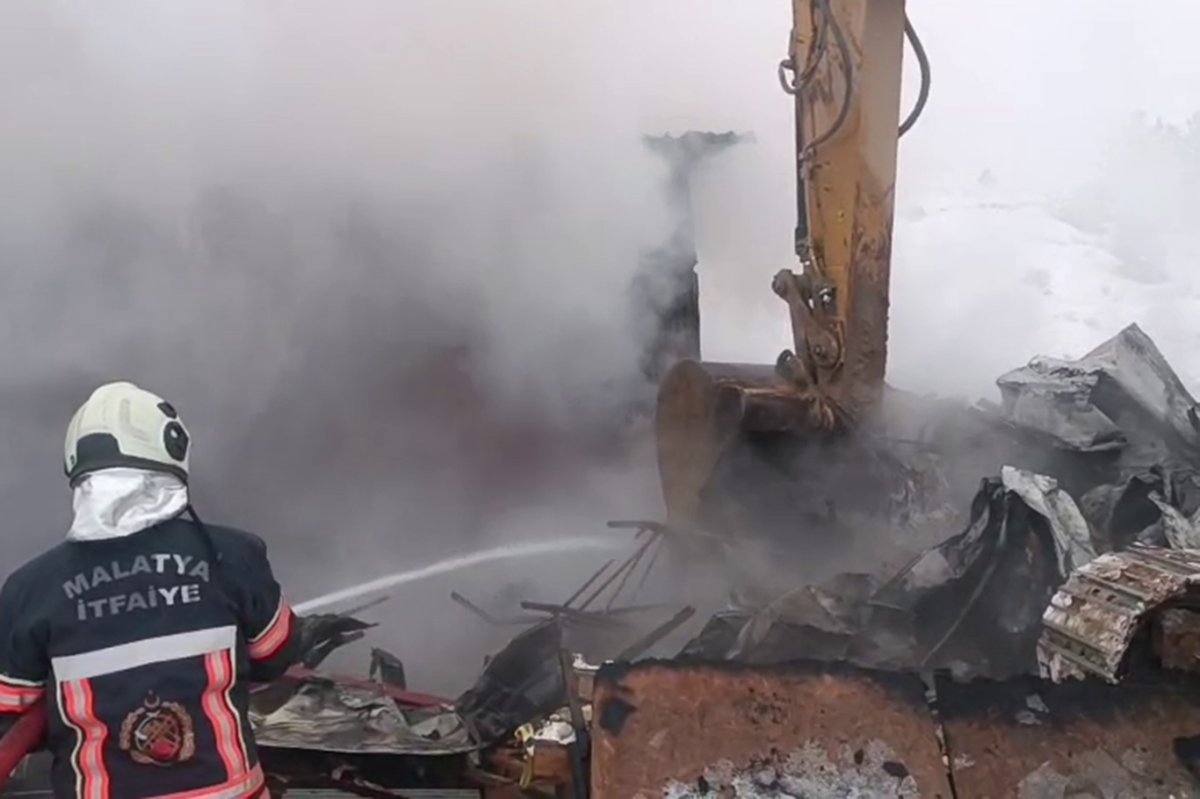 Malatya'da TOKİ şantiye alanındaki depoda yangın