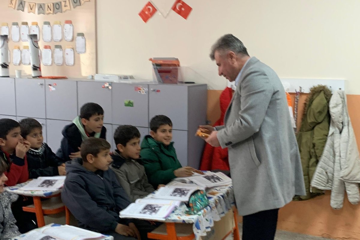 Belediye Başkanı Özhan'dan minik öğrencilere yerel yönetim dersi