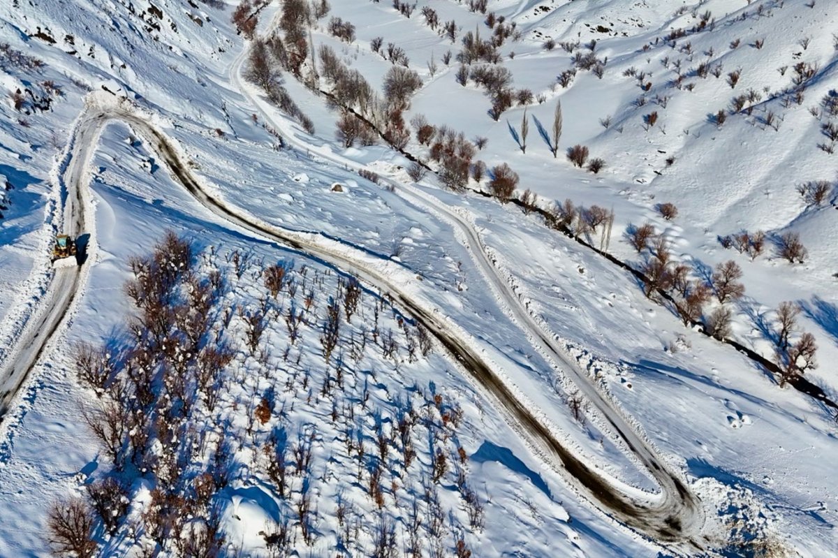 Şirvan’da çığ alarmı: Köy yolu gece saatlerinde yeniden ulaşıma açıldı