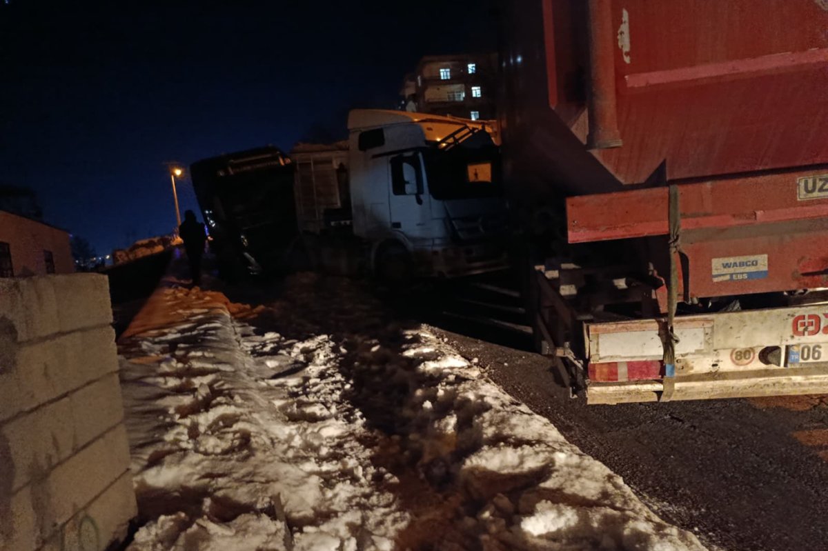 Diyarbakır'da gizli buzlanma zincirleme trafik kazasına yol açtı
