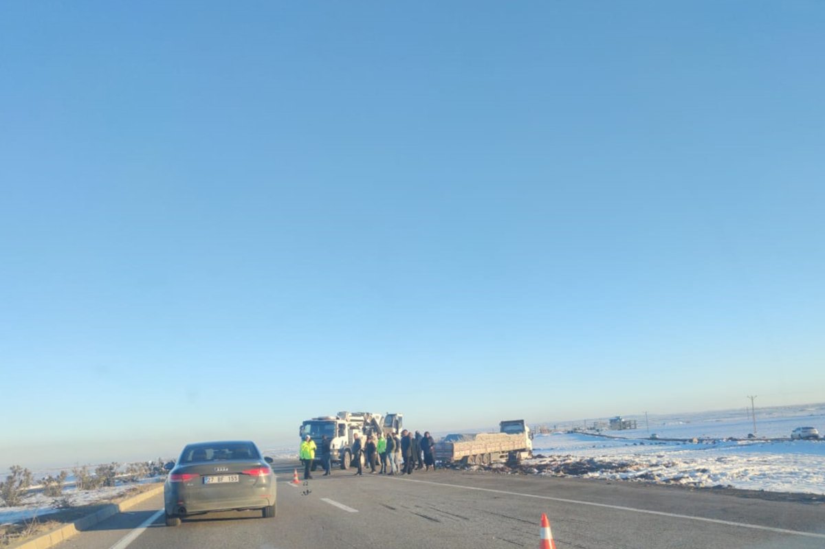 Diyarbakır'da kontrolden çıkan tır yoldan çıktı