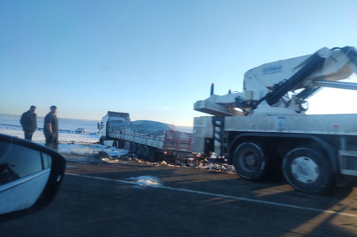 Diyarbakır'da kontrolden çıkan tır yoldan çıktı