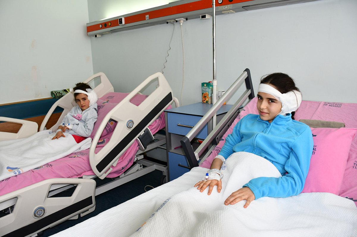 Dünya ile iletişimleri kesilen kuzenler koklear implantla hayat buldu