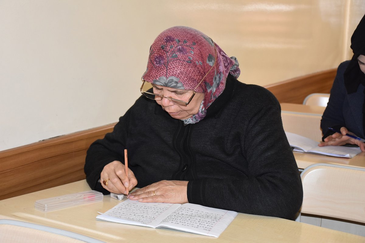 Gaziantep'te bir ev hanımı 58 yıl sonra okuma-yazma hayaline kavuştu