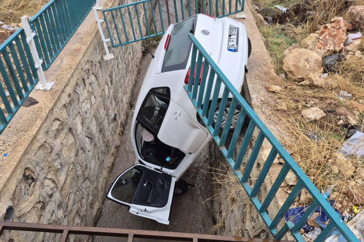 Şanlıurfa'da otomobil kanala düştü