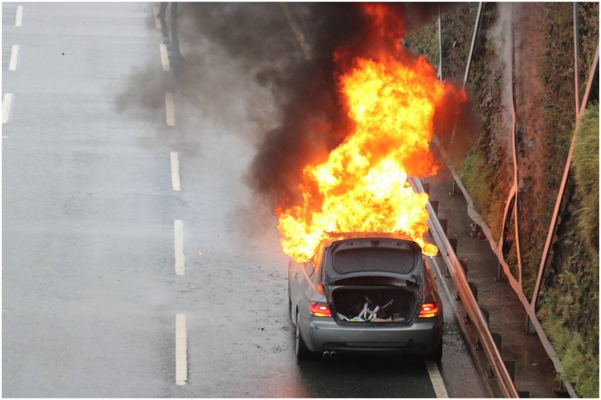 Yenikapı’da seyir halindeki araç alev aldı, trafik tek şeride düşürüldü