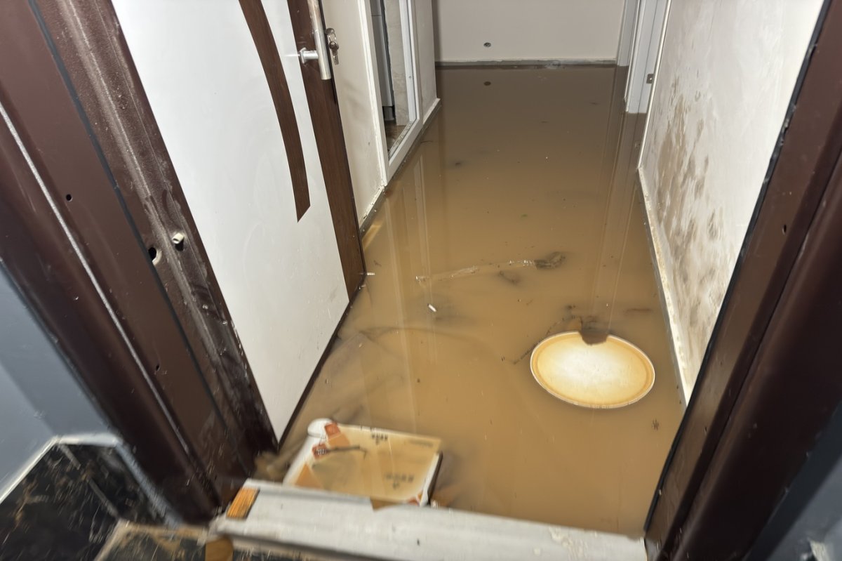 Adana’da kuvvetli sağanak: Siteyi su bastı, istinat duvarı çöktü