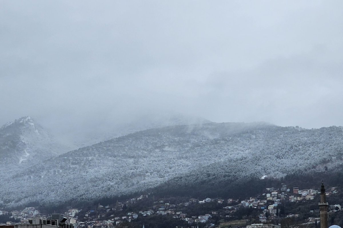 Bursa'nın zirvesi Uludağ'da kar kalınlığı bir metreye yaklaştı
