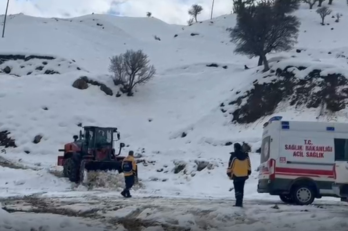 Karla kapalı yol 6 saat sonra açıldı, 63 yaşındaki hasta tedavi için hastaneye ulaştırıldı
