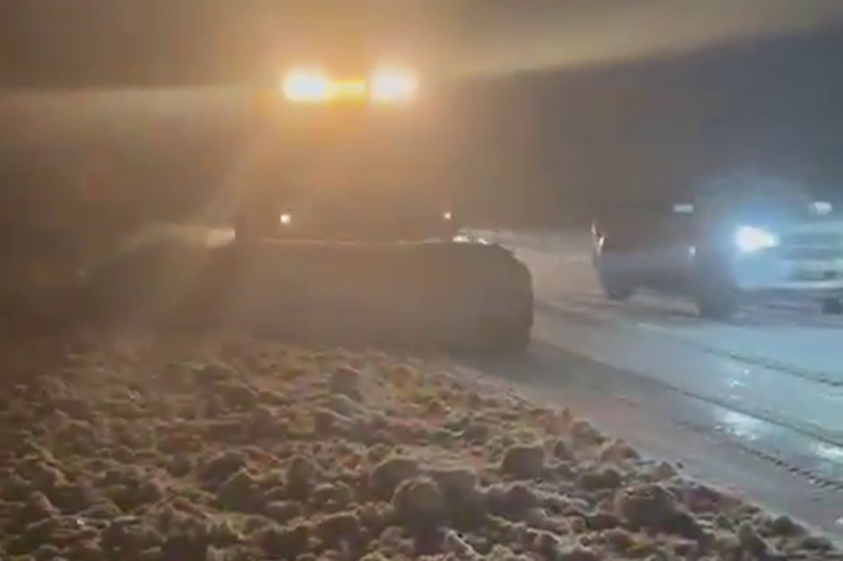 Malatya-Adıyaman yolunda şiddetli kar yağışına karşı ekipler yoğun çaba harcıyor