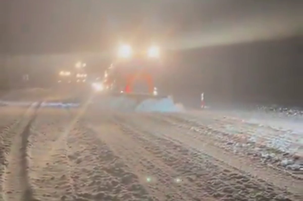 Malatya-Adıyaman yolunda şiddetli kar yağışına karşı ekipler yoğun çaba harcıyor