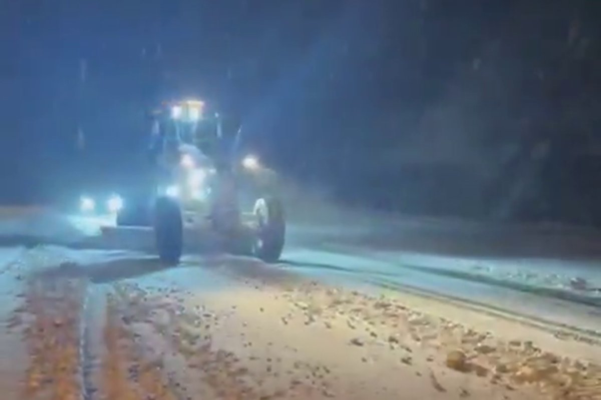 Malatya-Kayseri yolunda yoğun kar yağışı ulaşımı olumsuz etkiliyor