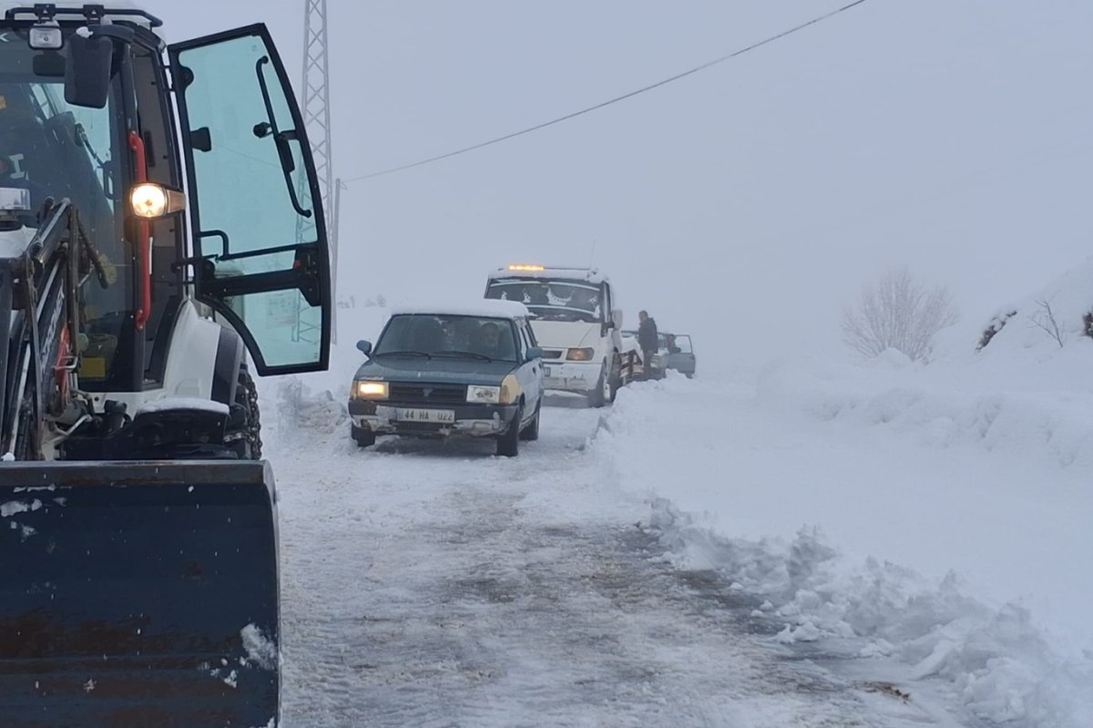 Malatya'da kar yağışı nedeniyle yolda mahsur kalanlar kurtarıldı