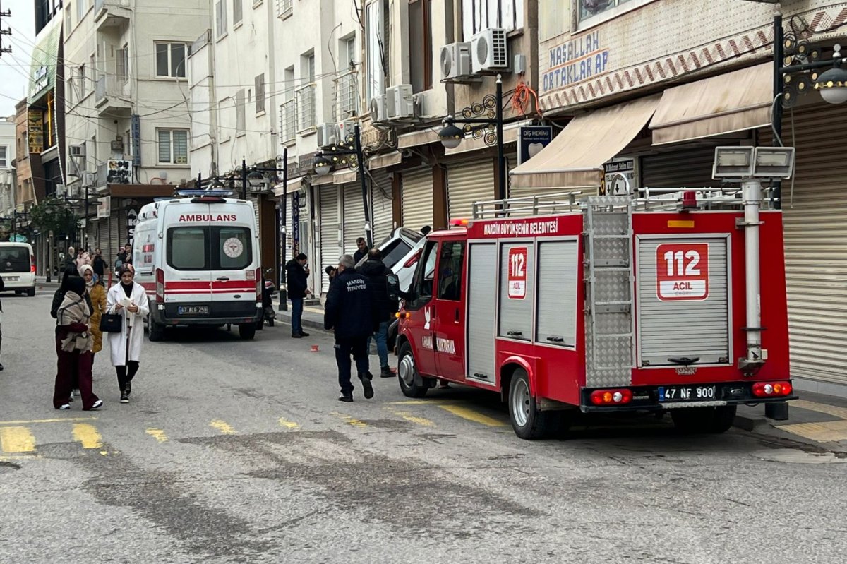 Mardin’de kontrolden çıkan otomobil elektrik direğine çarptı