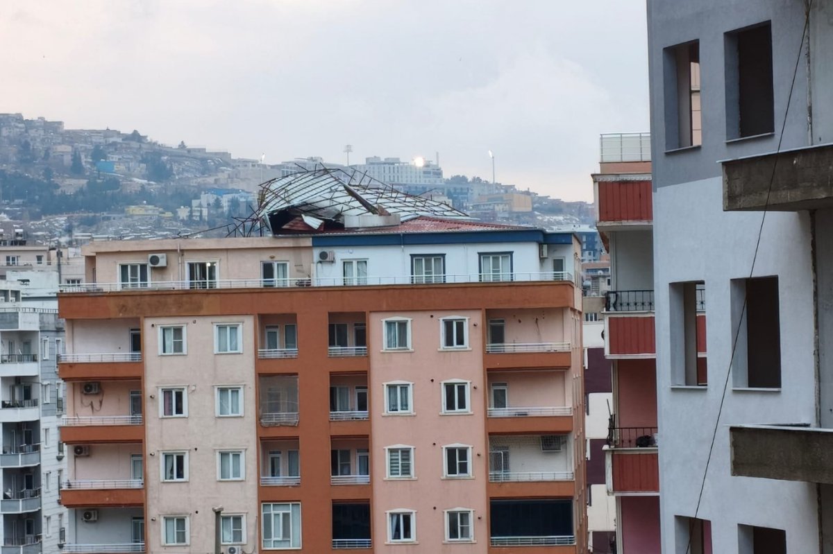 Mardin’de rüzgar 7 katlı binanın çatısını uçurdu