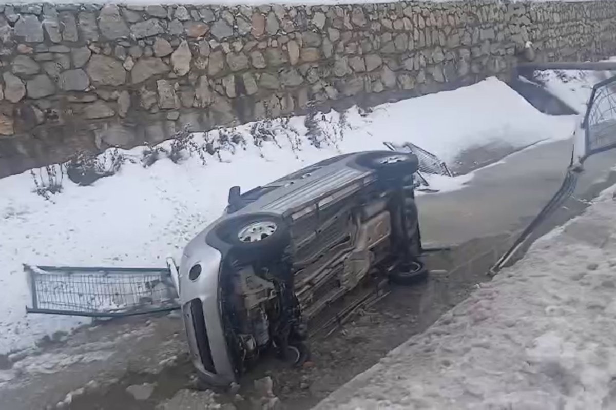 Malatya'da kontrolden çıkan otomobil sulama kanalına düştü