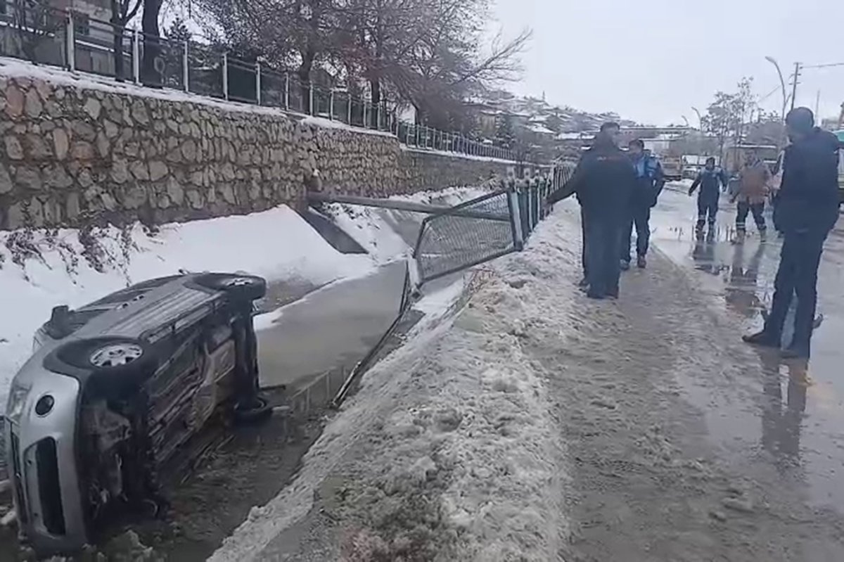 Malatya'da kontrolden çıkan otomobil sulama kanalına düştü