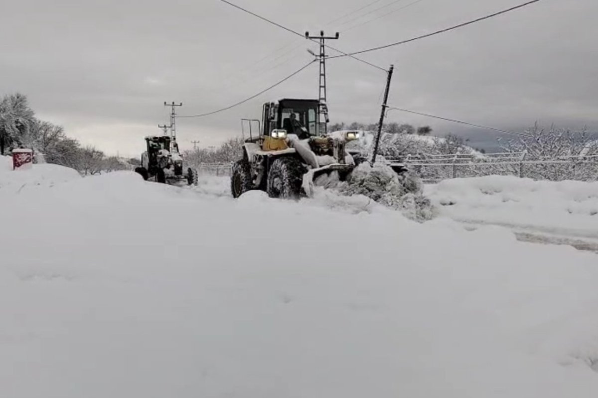 Malatya'da yoğun kar yağışı ve tipi nedeniyle kapanan yollar tekrar açılıyor